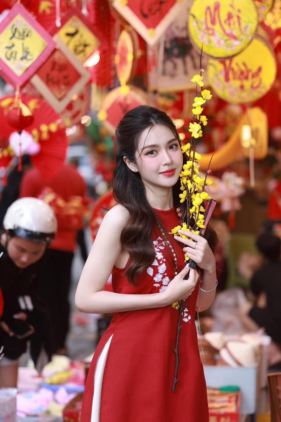 ảnh tết gái xinh cùng cành hoa mai