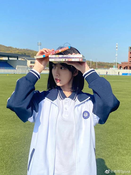 gái xinh học đường che nắng trên sân cỏ