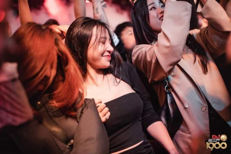 ảnh gái bar nhảy vui vẻ