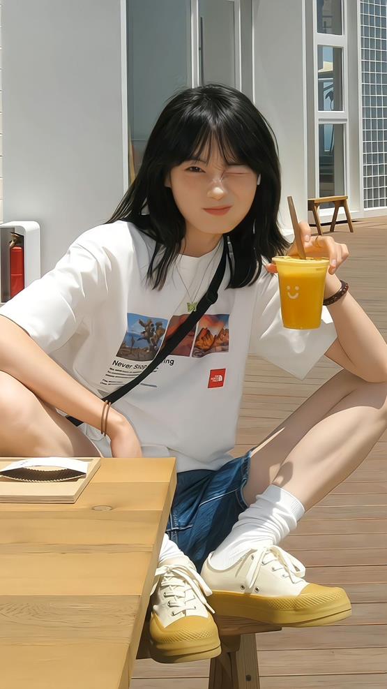 hình gái uống trà sữa nháy mắt