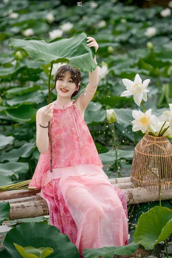ảnh gái 2k2 bên hồ sen tươi cười rạng rỡ