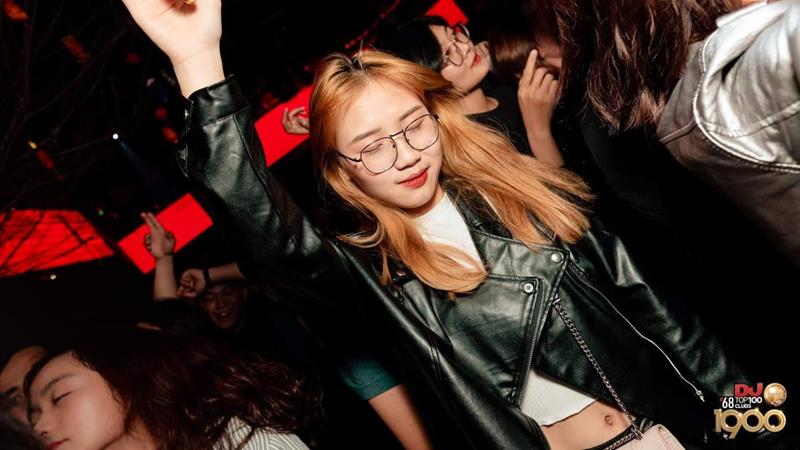 ảnh gái bar nhảy hết mình