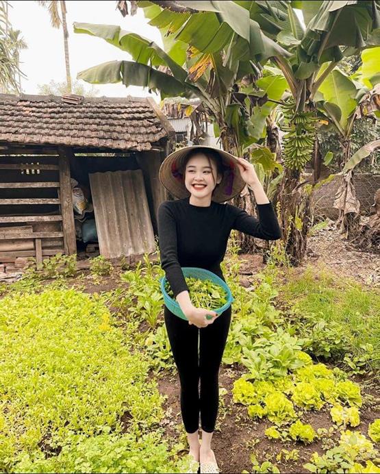 cô gái quê hái rau xinh đẹp