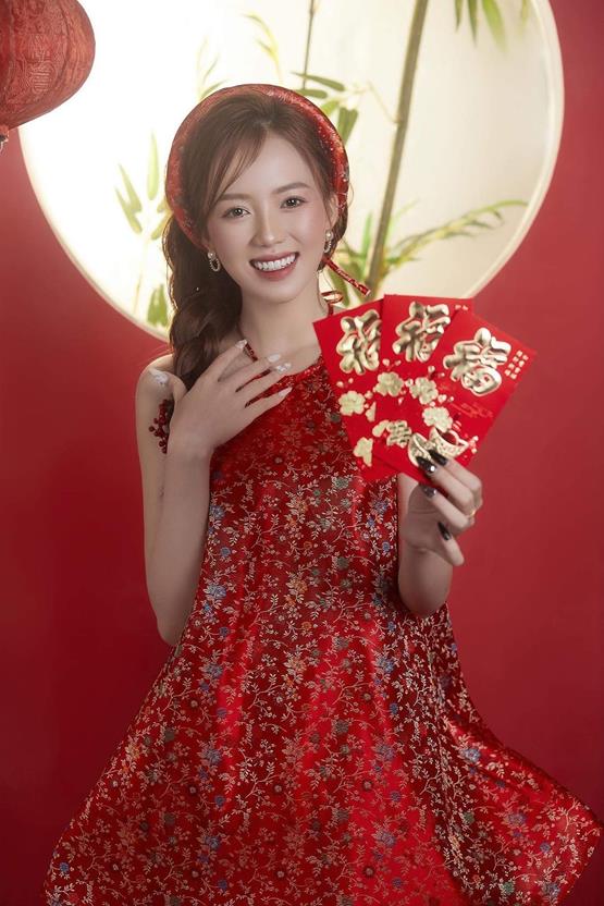 gái xinh đón tết cười tươi cùng bao lì xì đỏ