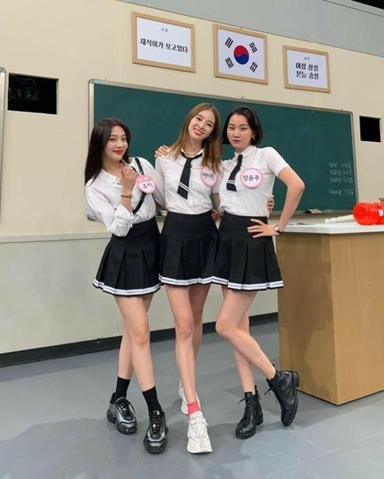 học sinh Hàn gái đẹp chụp ảnh trên bục giảng