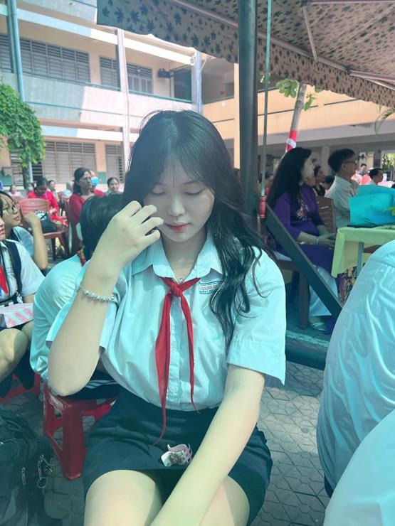 gái xinh lớp 6 giờ chào cờ