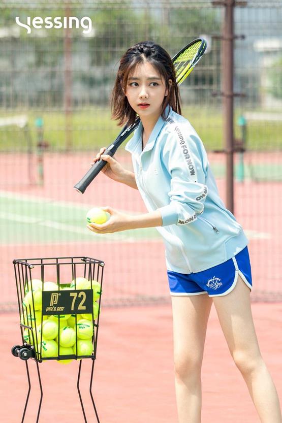 gái xinh 2001 chơi tennis năng động