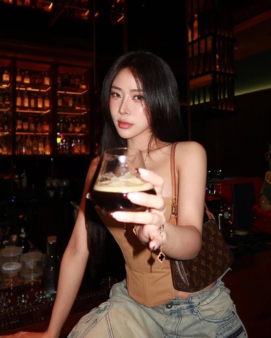 gái đi bar uống rượu quyến rũ
