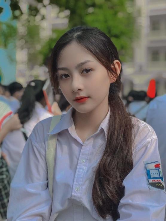 gái xinh 2k9 trong tiết chào cờ