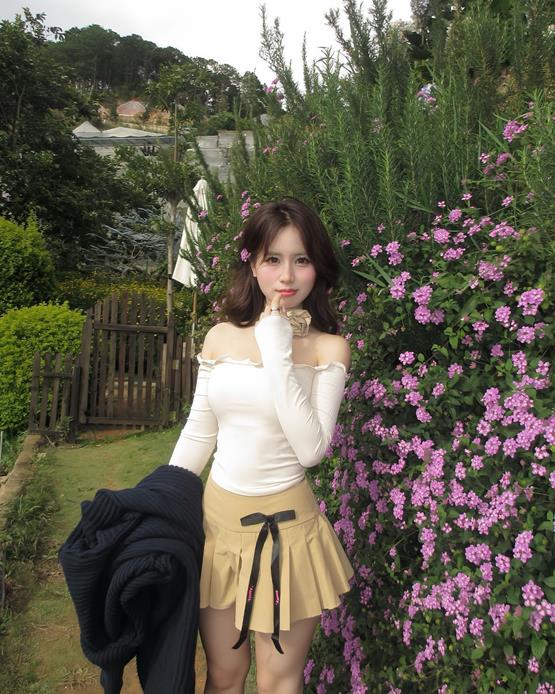 instagram gái đẹp chụp cùng khóm hoa