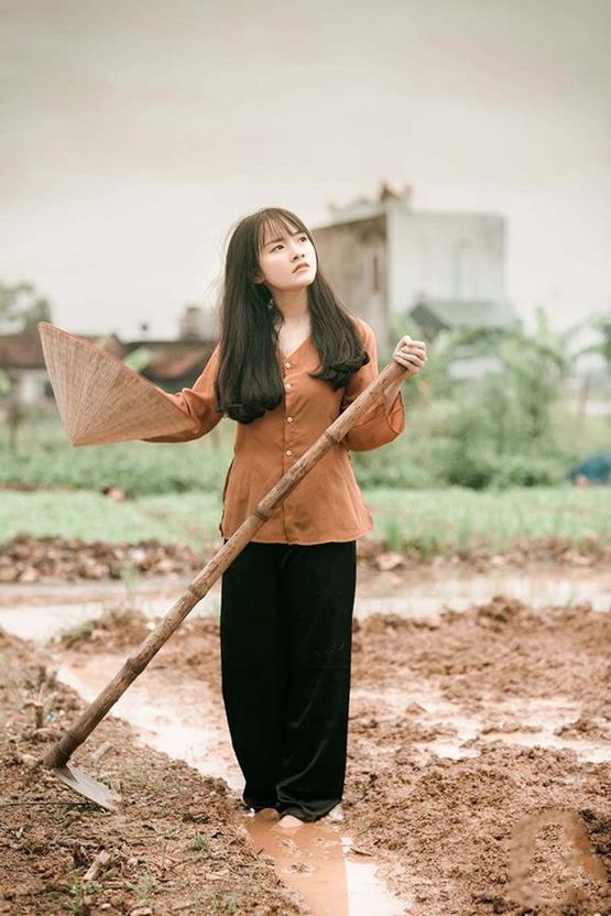 cô gái quê làm đất vườn