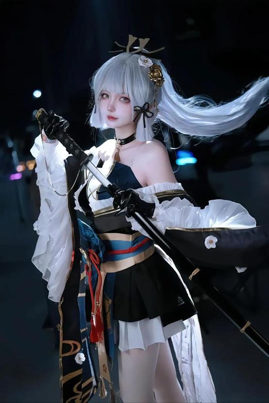 hình gái cosplay lạnh lùng