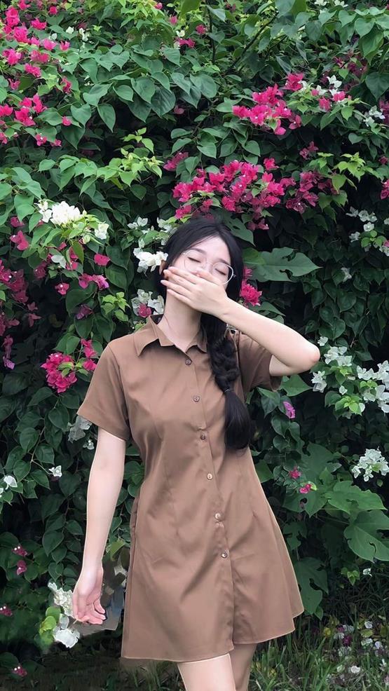 gái xinh 18 che mặt bên khóm hoa giấy