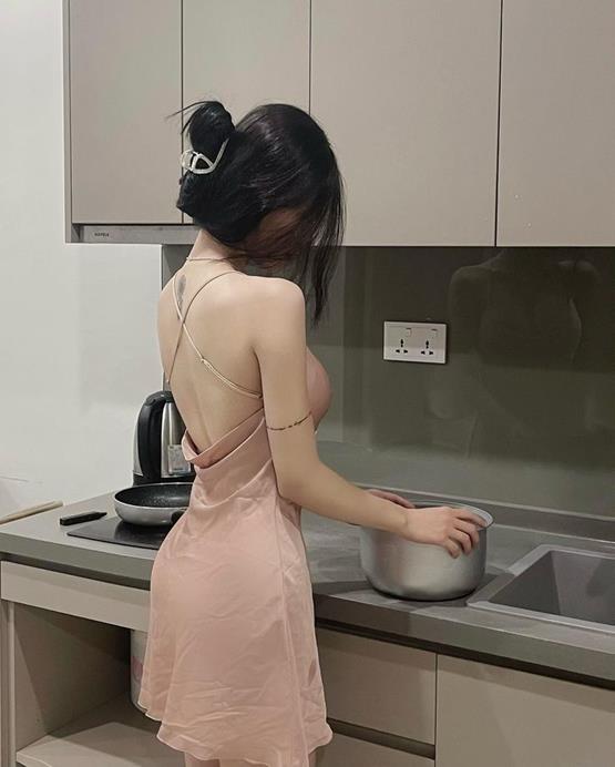 ảnh gái xinh 2002 nấu ăn quyến rũ