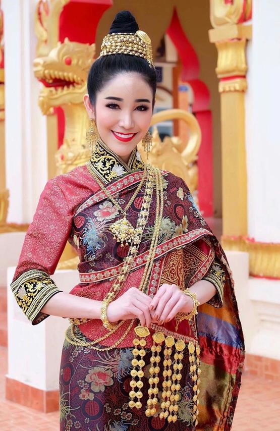 gái facebook Lào mặc trang phục truyền thống
