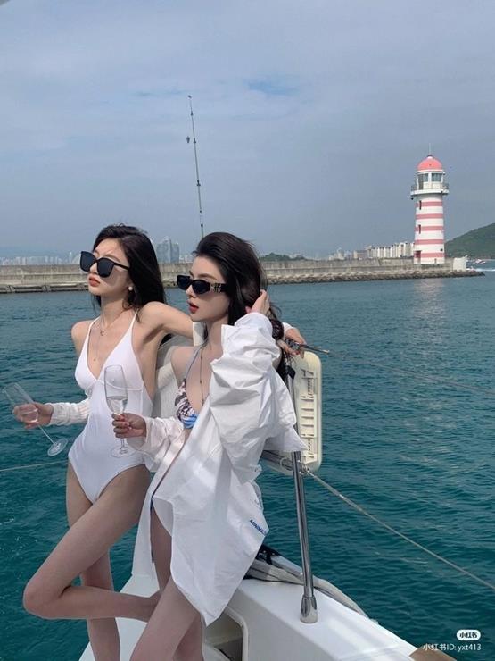 đôi bạn gái xinh trưởng thành giàu có