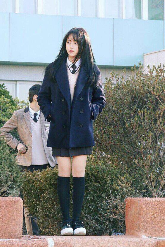 gái đẹp học sinh Hàn đứng ngoài trời thu mát mẻ