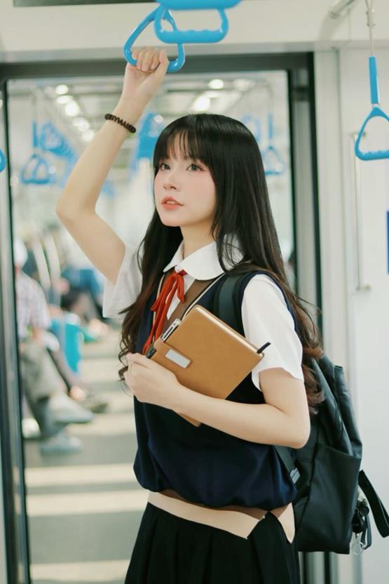 gái đẹp học sinh Hàn đi tàu điện