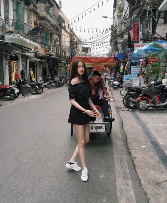 gái facebook Lào dạo phố