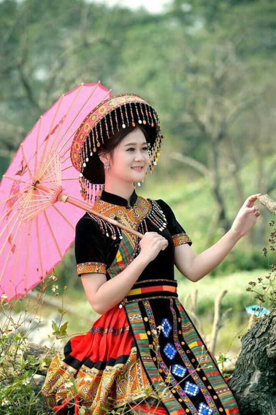 gái đẹp dân tộc Mông cầm ô