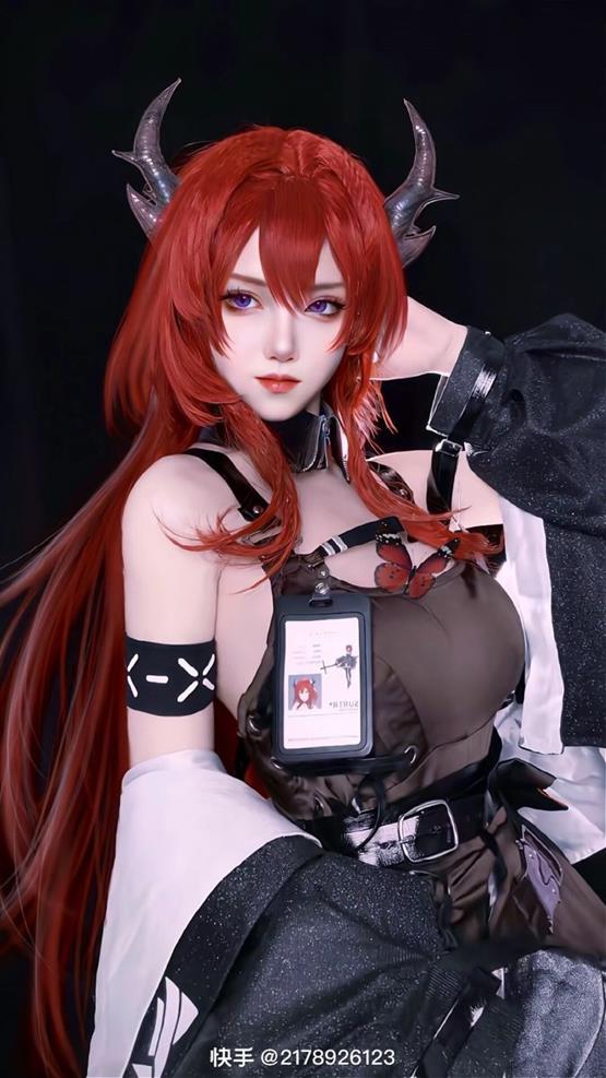 hình gái cosplay tóc đỏ ngầu