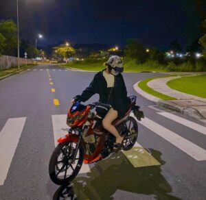 ảnh gái xinh ngồi xe độ