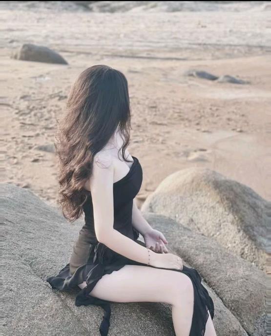 ảnh gái xinh 2002 váy ngắn bên bờ cát