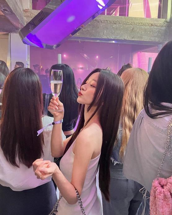 gái đi bar uống rượu dễ thương