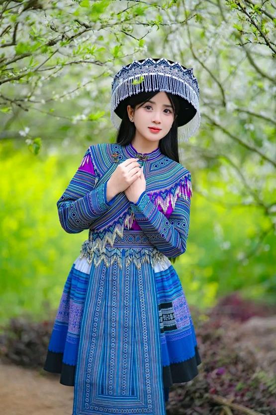gái đẹp dân tộc Mông đứng dưới hoa mơ