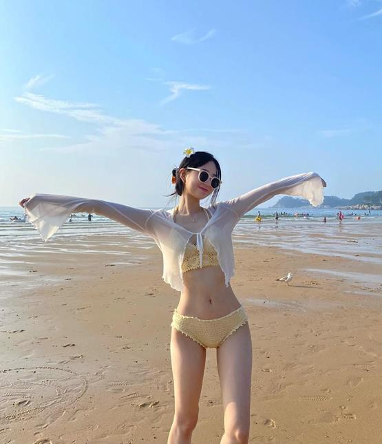 gái đẹp 18 mặc bikini đeo kính