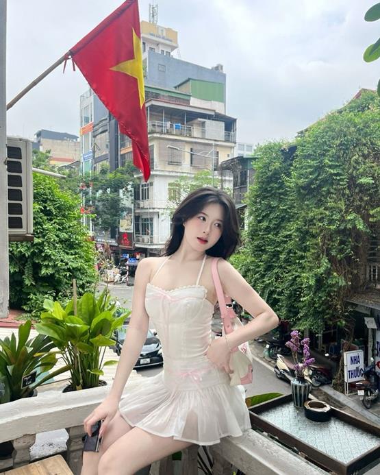 ảnh gái xinh 2002 váy ngắn trên phố