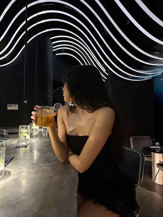 gái đi bar uống rượu lạnh lùng