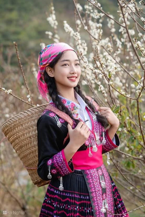 gái đẹp dân tộc Mông trang phục đi làm