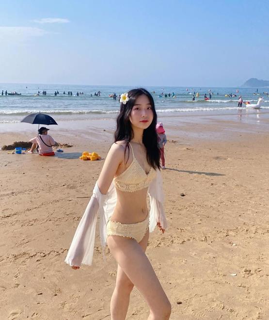 gái đẹp 18 mặc bikini dễ thương