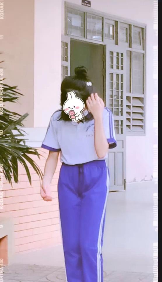 ảnh gái đẹp lớp 6 che mặt mặc đồng phục thể dục