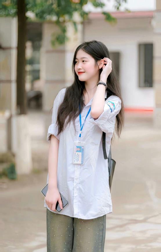 ảnh gái học sinh áo sơ mi trắng tinh khôi