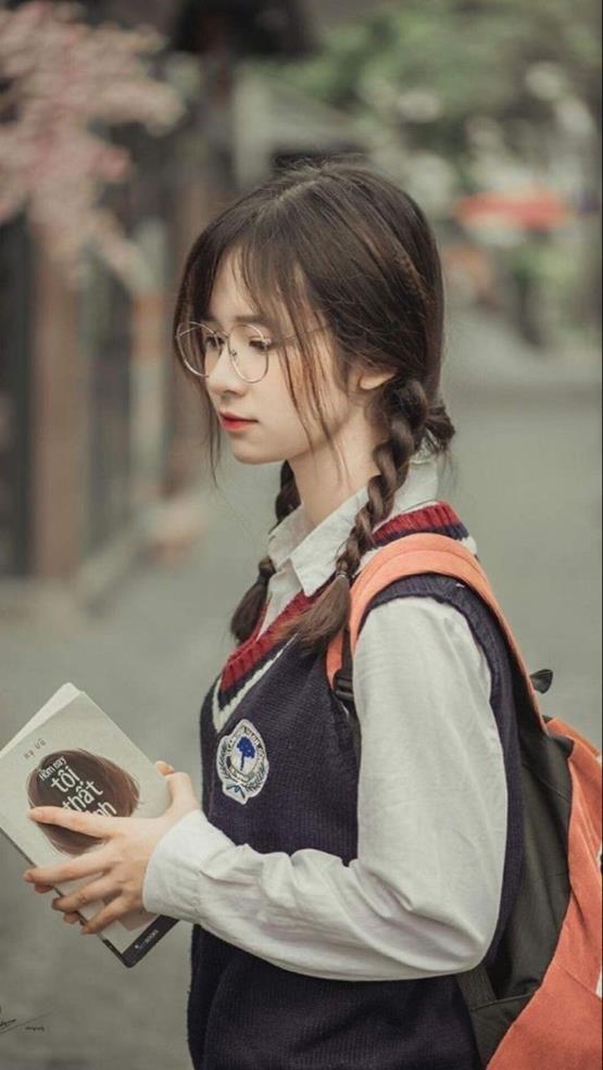 ảnh gái lớp 10 đeo kính đọc sách