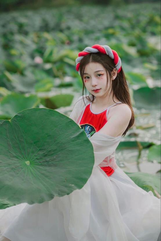 gái xinh 2k1 mặc áo yếm chụp cùng lá sen