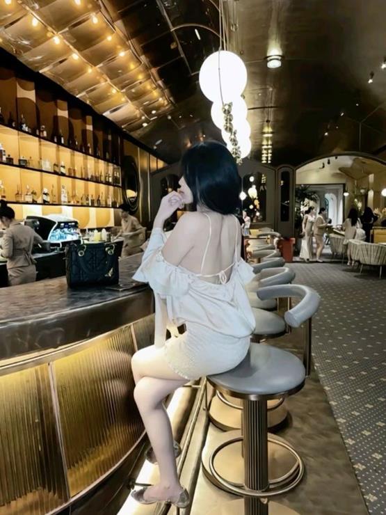 gái đẹp đi bar mặc váy hở lưng quyến rũ