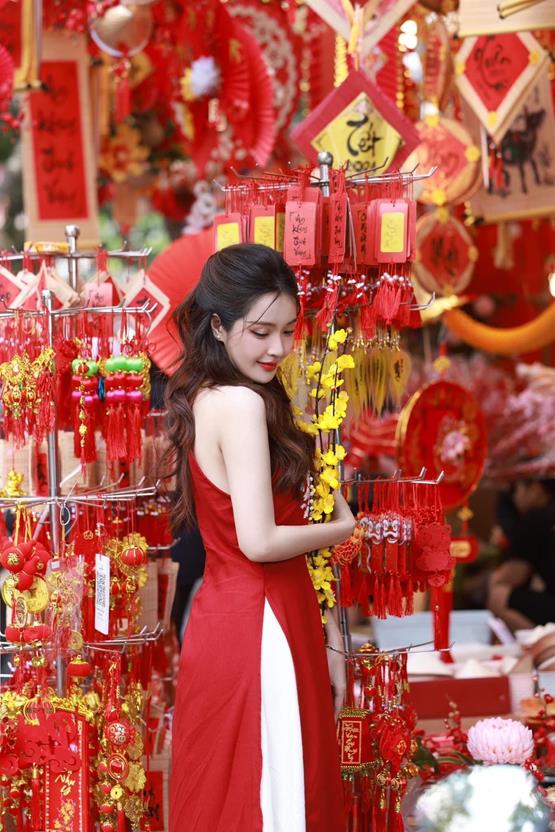 ảnh tết gái xinh cùng cành hoa mai e thẹn