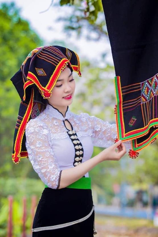 gái đẹp dân tộc Thái cùng chiếc khăn thổ cẩm