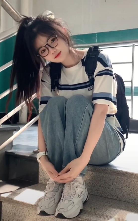 sự cute của ảnh gái lớp 10 ngồi ở cầu thang