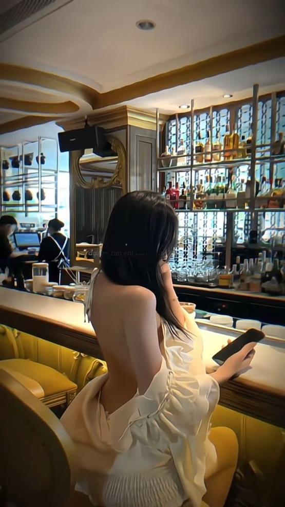 bóng lưng gái đẹp đi bar 