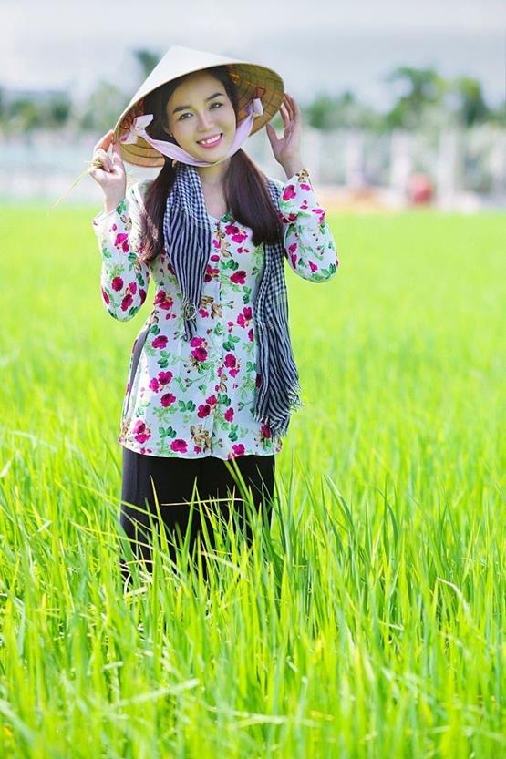 vẻ đẹp đằm thắm của gái quê bên đồng lúa 