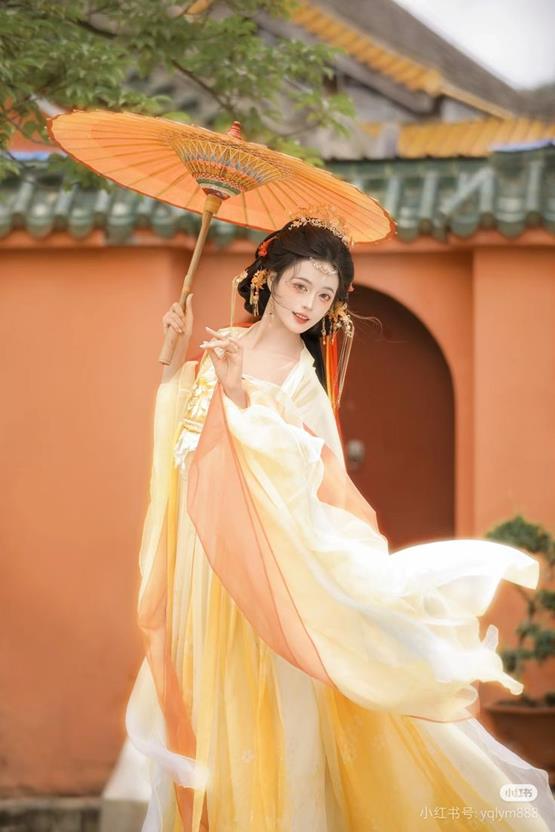 gái cổ trang cầm ô