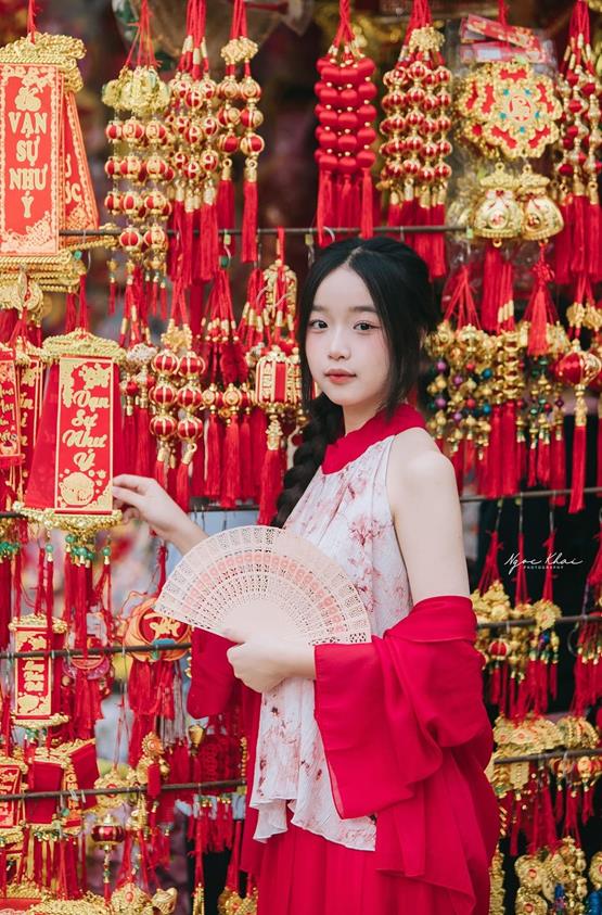 ảnh tết gái xinh bên gian hàng 