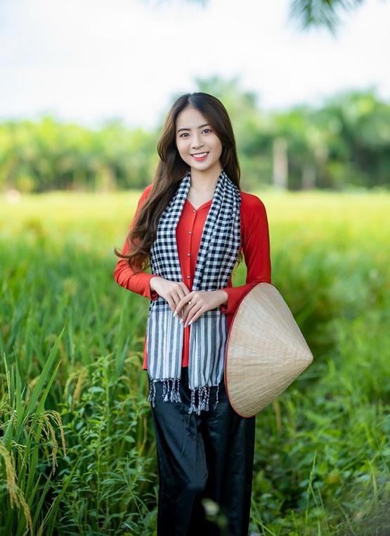 nét dịu dàng của gái quê bên đồng lúa 