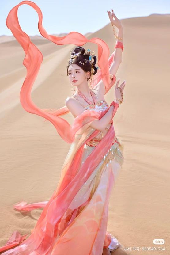 gái cổ trang múa cùng dải lụa