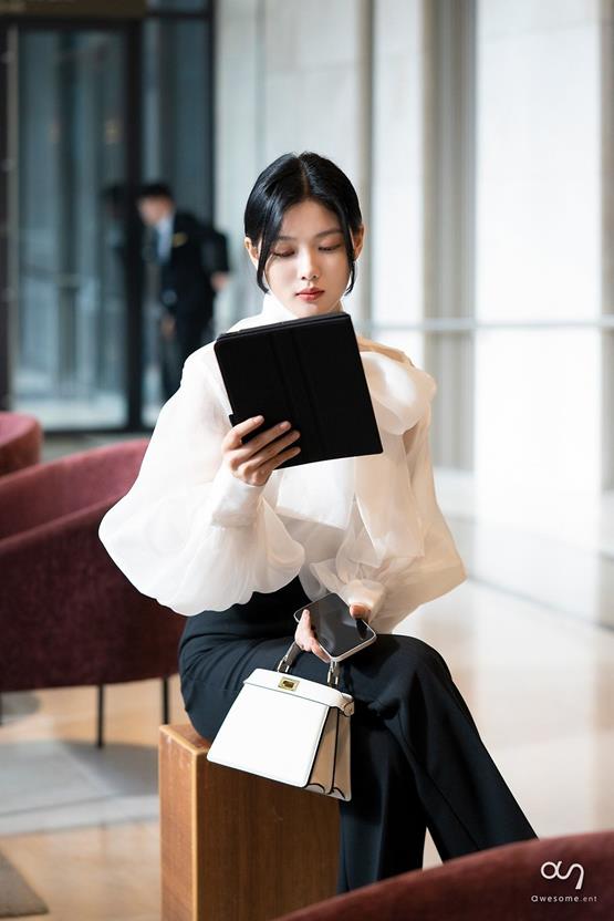 ảnh gái công sở đang đọc tài liệu