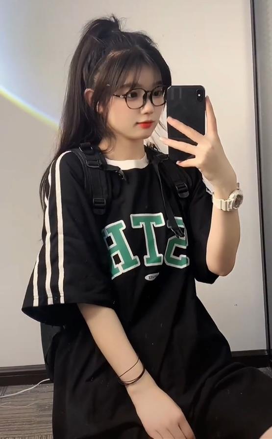 ảnh gái lớp 10 đeo kính selfie